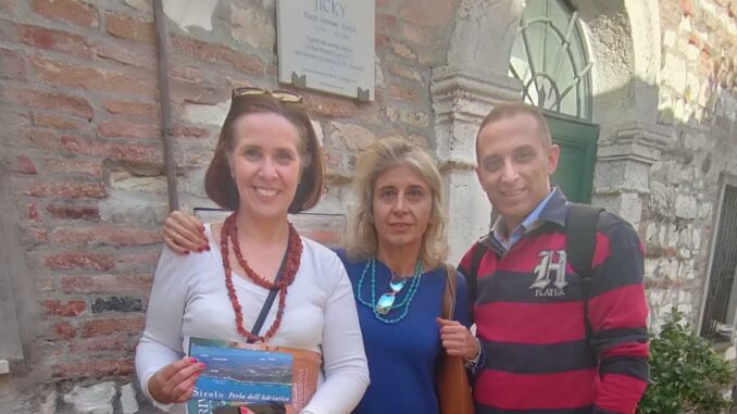 Con la delegazione Polovers Anna Traczewska e Mauro Radici di fronte alla targa di Jicky