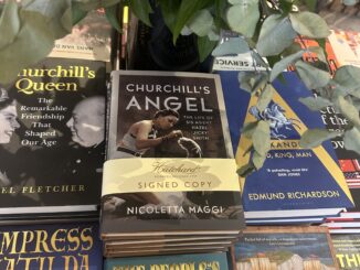 Churchill's Angel in evidenza all'ingresso Hatchard's Piccadilly