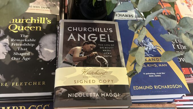 Churchill's Angel in evidenza all'ingresso Hatchard's Piccadilly